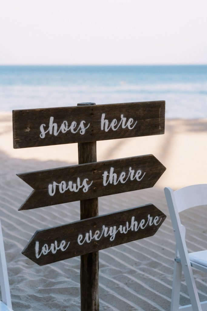 shoes here signage